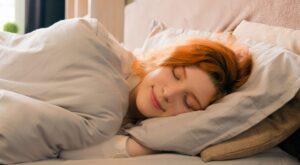 Soy nutricionista y te comparto qué alimentos comer por la noche para dormir mejor (y cuáles evitar)