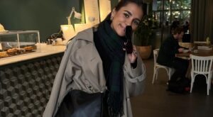 Esta es la nueva forma de anudar tu bufanda para estar estilosa durante la ola de frío (con efecto rejuvenecedor)