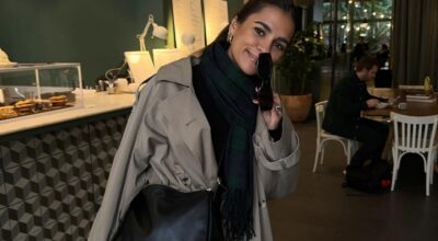 Esta es la nueva forma de anudar tu bufanda para estar estilosa durante la ola de frío (con efecto rejuvenecedor)