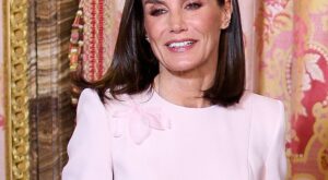 Letizia triunfa en Fitur con la blazer rosa palo de Zara que combina con todo y cuesta solo 17,99 euros en rebajas