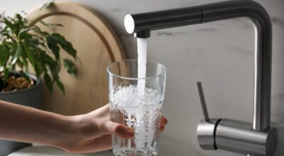 Agua del grifo o embotellada: esto es lo que dicen los expertos para elegir mejor