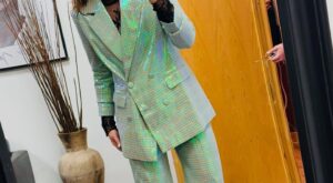 Nuria Roca triunfa con las Skechers de toque metalizado que suman altura y estilo (ideales para mujeres de 50)