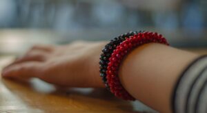 ¿Llevas muchas pulseras? Esto es lo que revela sobre tu personalidad, según la psicología