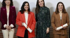 Letizia triunfa con el vestido boho de bajo asimétrico y falda de tablas midi que las más estilosas amarán este invierno