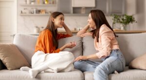 ¿Quieres criar niños felices y seguros de sí mismos? Elimina este elogio de tu vocabulario, según una psicóloga