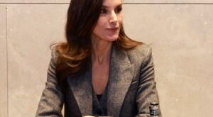 Letizia sorprende con su traje ‘low cost’ de Mango que ha agotado existencias en rebajas: elegante y en tendencia