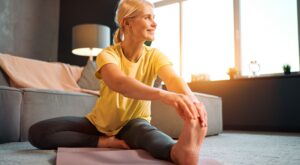 Este es el estiramiento que deberías realizar cada día para mantenerte joven y flexible, según un entrenador profesional