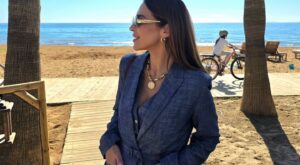 Paula Echevarría se adelanta a la primavera con el traje azul de Primark que es elegante incluso con zapatillas blancas