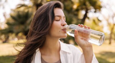 ¿Qué cantidad de agua deberías beber al día? Una gastroenteróloga experta tiene la respuesta