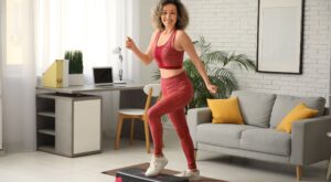 Este es el entrenamiento perfecto para hacer en casa y perder peso, según un entrenador