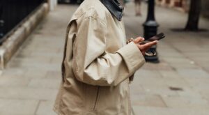 La gabardina corta de Kiabi que es tendencia y no te quitarás durante la temporada de primavera (y cuesta solo 30 euros)