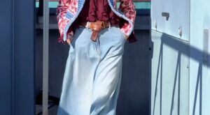 La falda vaquera de Kiabi por 25 euros que agotarán las mujeres elegantes esta temporada y es ideal a partir de los 60