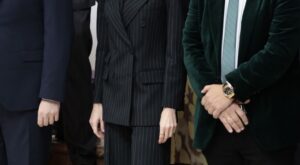 Letizia impacta con un traje masculino de raya diplomática y la tendencia lavallière en el Día de las Enfermedades Raras