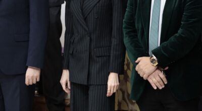 Letizia impacta con un traje masculino de raya diplomática y la tendencia lavallière en el Día de las Enfermedades Raras