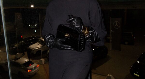 Párpados caídos a los 50: los tonos de sombras de ojos que rejuvenecen la mirada, según expertos en maquillaje