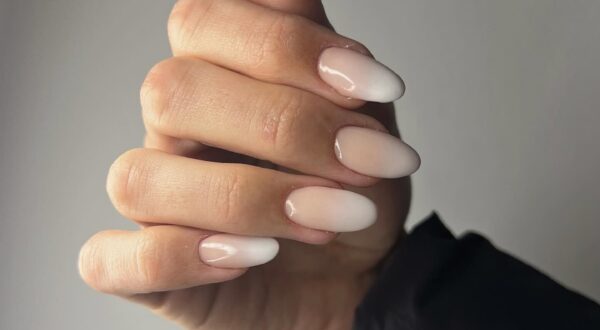 Uñas francesas difuminadas: 15 FOTOS e ideas elegantes y en tendencia este 2025 que reinventan la francesa clásica