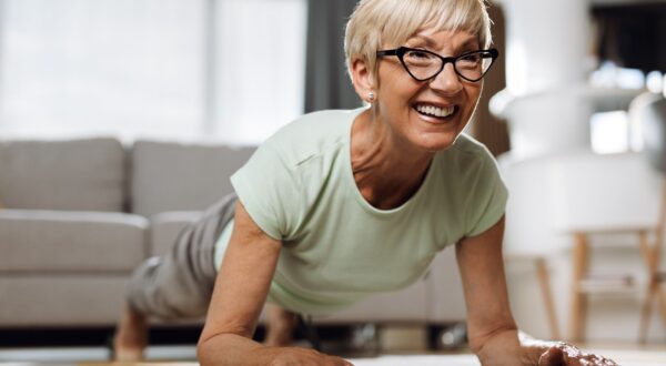 Olvídate del core: este ejercicio quema grasa abdominal y tonifica tu vientre más rápido que la plancha tradicional