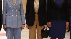 Letizia marca tendencia en Almería con el pantalón de cuero que arrasará entre las mujeres de 50 esta primavera