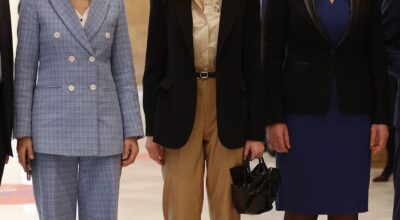 Letizia marca tendencia en Almería con el pantalón de cuero que arrasará entre las mujeres de 50 esta primavera
