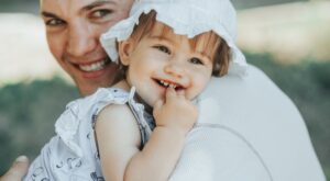 8 hábitos muy comunes de los padres que crían niños exitosos desde el primer día de clases, según los expertos