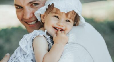 8 hábitos muy comunes de los padres que crían niños exitosos desde el primer día de clases, según los expertos
