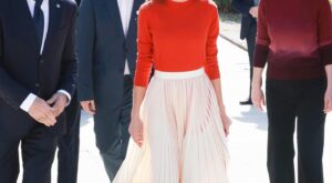 Letizia marca tendencia con su falda plisada más elegante a los 50: 4 alternativas muy estilosas para recrear su look