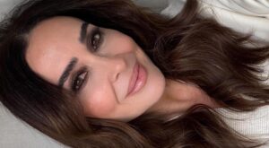 El «powder mapping»: la técnica de maquillaje para rejuvenecer el rostro a partir de los 50, según una experta