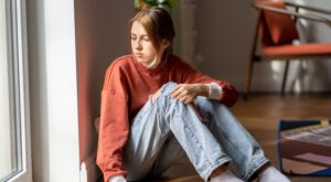 Estos son los 11 rasgos invisibles que arrastras si te sentiste excluido en tu infancia, según los expertos