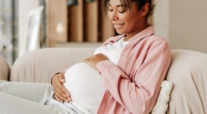 5 prendas premamá que lo tienen todo para vestir cómoda y estilosa esta primavera (y algunas por solo 20€)