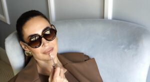 Labios más definidos y voluminosos después de los 50: el truco de experta en maquillaje para un acabado muy favorecedor