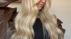 Adiós al rubio cobrizo: este nuevo tono rubio es la estrella de la primavera/verano 2025 y no deja raíces marcadas