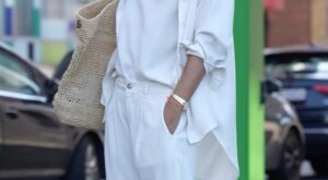 Llega a Aldi el pantalón culotte plisado por 7,99 € que las mujeres de 60 estilosas llevarán con camisa blanca oversize