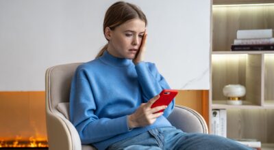 Las 3 técnicas que me dio una psicóloga para silenciar los pensamientos negativos de una vez por todas (y funcionaron)