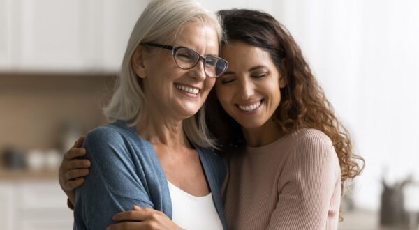 16 frases de madre que reconocerás al instante: lo que dicen y lo que de verdad están pensando cuando lo dicen