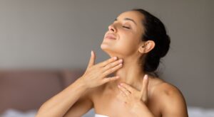 Adiós a la papada: el sorprendente truco con una pelota de tenis que tonifica el cuello sin esfuerzo, según un experto