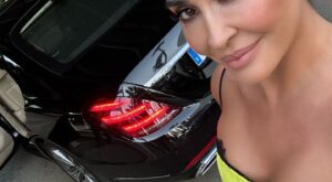 Vicky Martín Berrocal brilla con el bikini reductor de Calzedonia ideal para mujeres de 50: elegante y disimula tripa