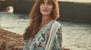 Skechers agotará las cuñas con tacón sensato ideales para combinar con falda larga, jeans o vestidos este verano