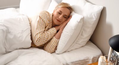 Arrugas del sueño: las 5 mejores posturas para dormir que te ayudan a evitarlas desde hoy