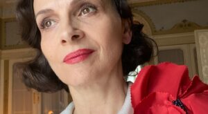 Juliette Binoche arrasa en la ceremonia inaugural de la 77ª edición de Cannes con un look que recuerda a Madonna