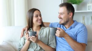 10 señales claras que demuestran que le gustas mucho (aunque nunca lo diga en voz alta)