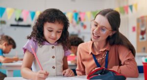 Si el apellido de tu hijo comienza con una de estas letras, podría sacar mejores notas en el colegio, según un estudio