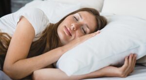 Dormir bien ya no es suficiente: estos 6 hábitos nocturnos mejoran tu bienestar y son el secreto para vivir más feliz