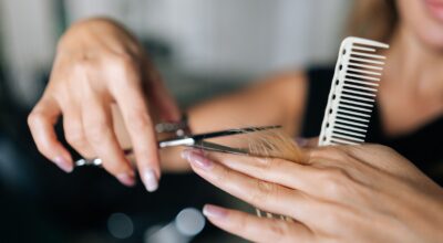 El corte noventero que rejuvenece: así es el «topanga hair», la media melena que sienta genial después de los 50