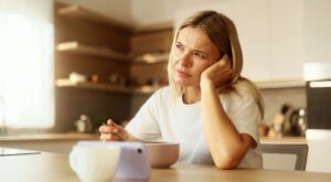 10 frases comunes que repiten las personas emocionalmente cansadas (y muchas veces no se dan ni cuenta)