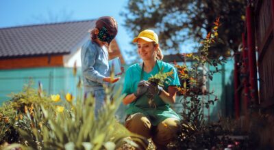 El truco fácil de la abuela para eliminar las malas hierbas del jardín con 3 productos que tienes en la cocina