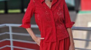 El color de pelo que más favorece a partir de los 50 (y sí, te resta años según los expertos)