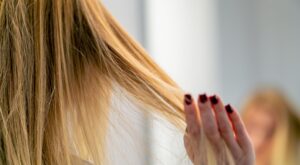 Los expertos se ponen de acuerdo: este es el aceite natural ideal para fortalecer y dar volumen al cabello fino y débil