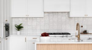 Adiós paredes aburridas: llega a Aldi el panel de madera decorativo, muy en tendencia y fácil de instalar por 24,99€