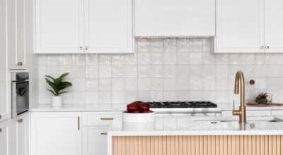 Adiós paredes aburridas: llega a Aldi el panel de madera decorativo, muy en tendencia y fácil de instalar por 24,99€