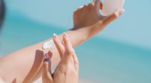 Así es como deberías elegir tu protector solar (y no tiene que ver solo con el FPS), según una farmacéutica